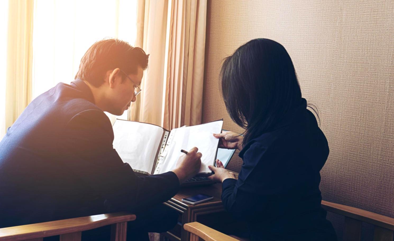 Espace de formation en communication financière avec équipements modernes