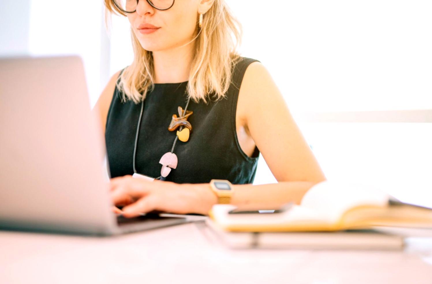 Espace de travail et outils numériques pour la formation en communication financière